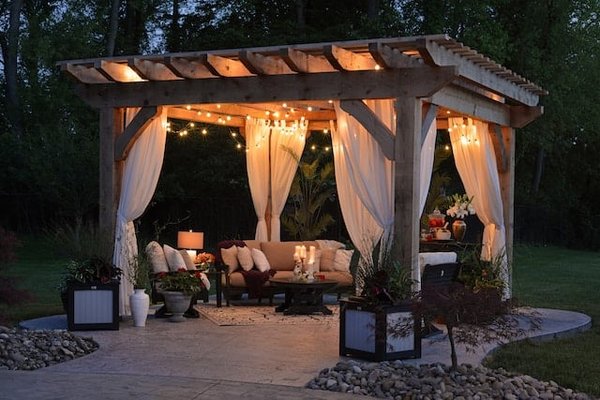 Quels matériaux utiliser pour construire une pergola en bois et en métal ?