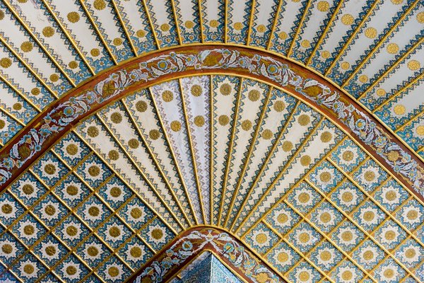 Quelle couleur de coussin choisir pour un canapé bleu canard ?